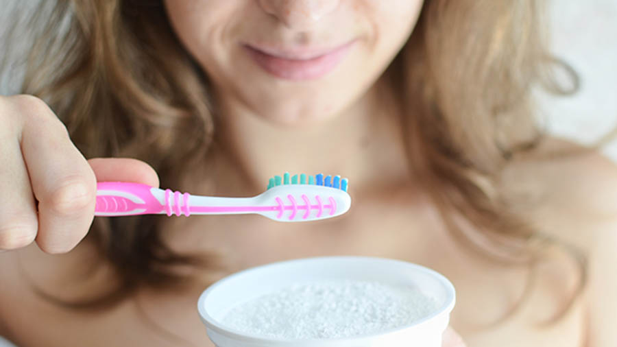 Bicarbonato per smacchiare i denti: funziona davvero?
